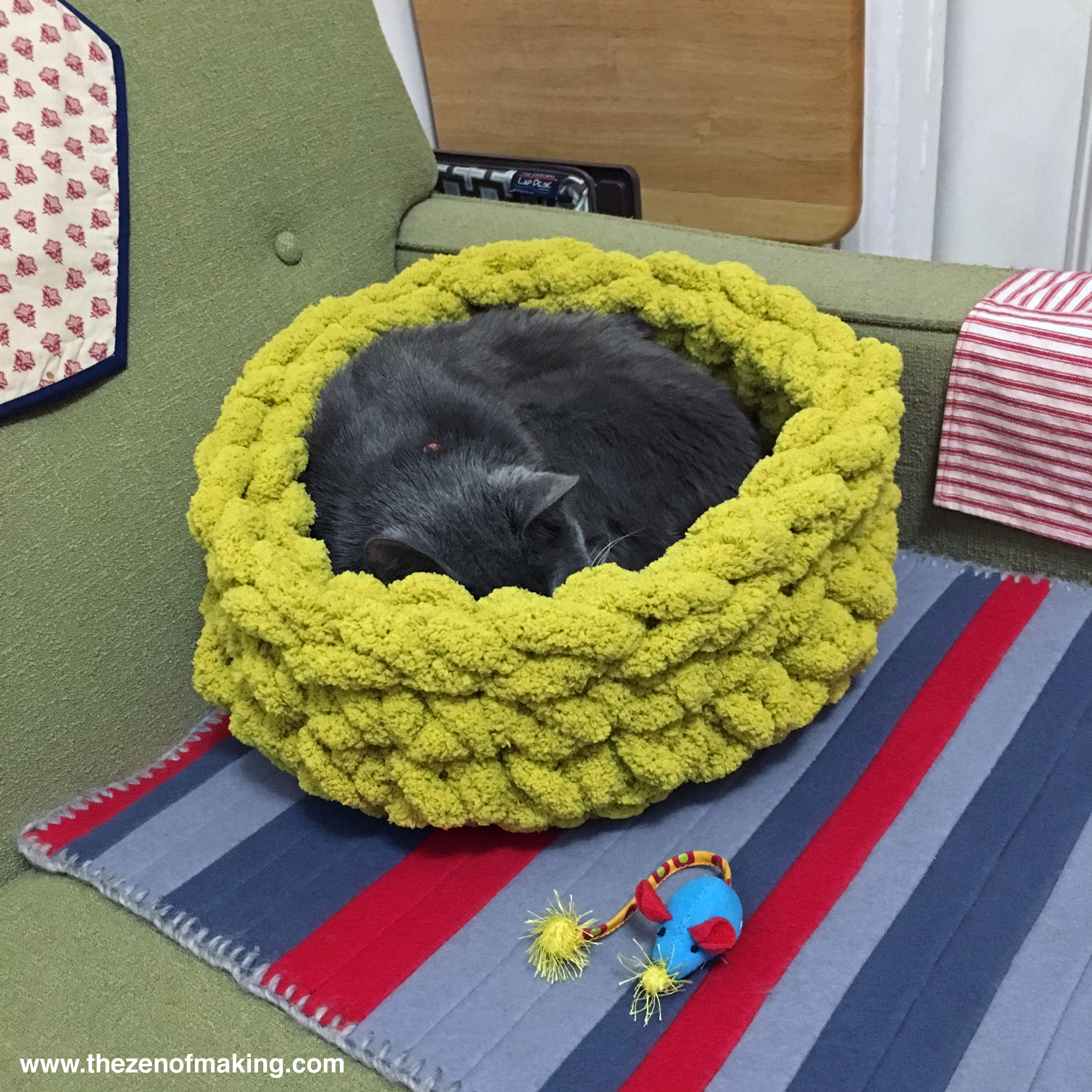 Project Update: Super Bulky Crocheted Cat Bed with Bernat ...